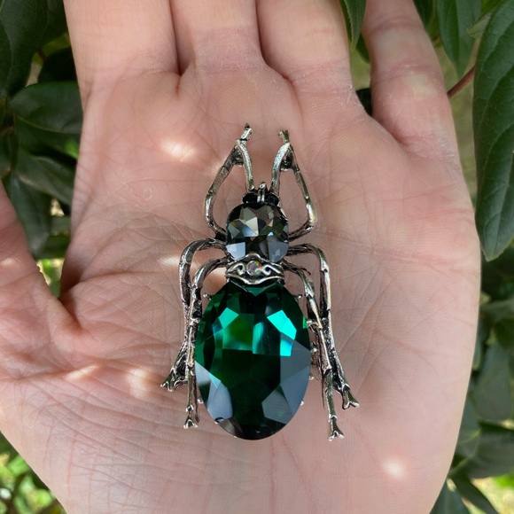 Vintage Inspired Beetle Brooch, Sparkling Green and Gray Jewels, Lightwe… - Picture 4 of 8
